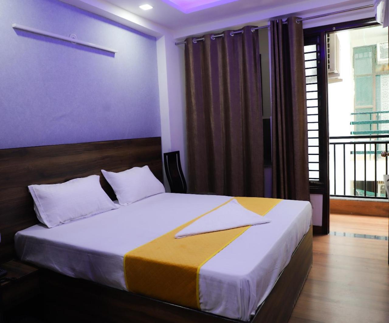 ニューデリー Surya International Bed & Breakfast エクステリア 写真