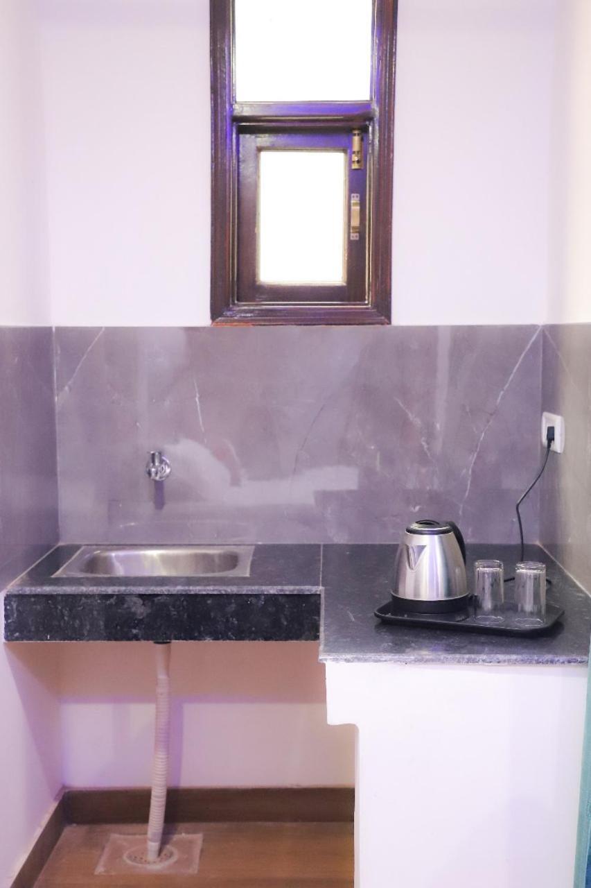 ニューデリー Surya International Bed & Breakfast エクステリア 写真